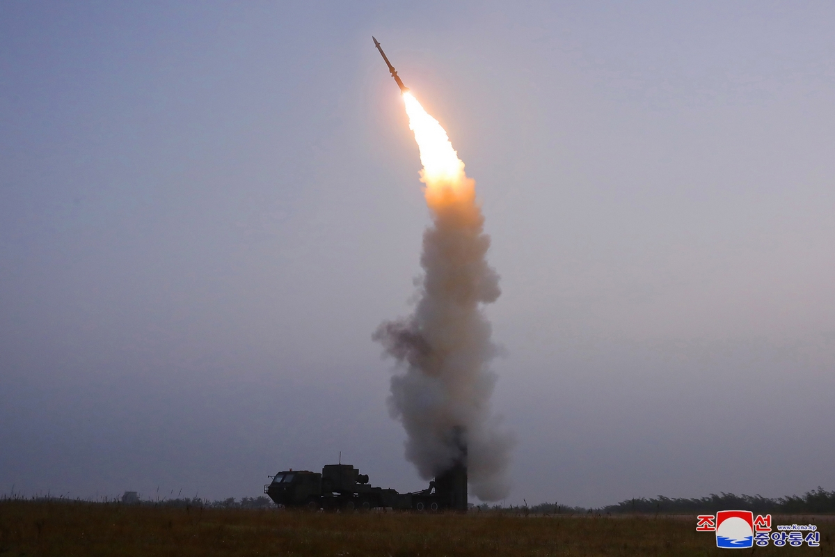 Η Βόρεια Κορέα εκτόξευσε δύο βαλλιστικούς πυραύλους