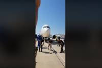 Ο άνδρας των ΕΚΑΜ που έγινε viral - Τράβηξε μόνος με σχοινί ένα Boeing 737