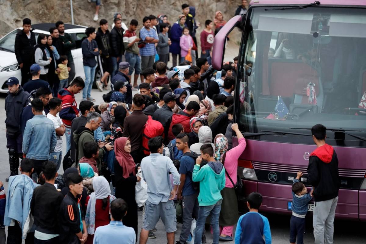 Λέσβος: 200 αιτούντες άσυλο έκλεισαν τον δρόμο που οδηγεί στη Μόρια