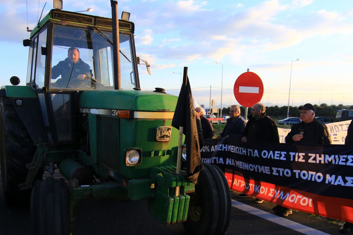 Φουλάρουν και έρχονται με τρακτέρ στην Αθήνα οι αγρότες: Κλείνουν δρόμους, τελωνεία, λιμάνια