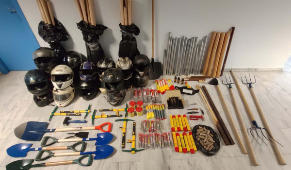 Ρόπαλα, φτυάρια, αξίνες, τσάπες και τσουγκράνες βρήκε η αστυνομία σε σύνδεσμο οπαδών του ΠΑΟΚ