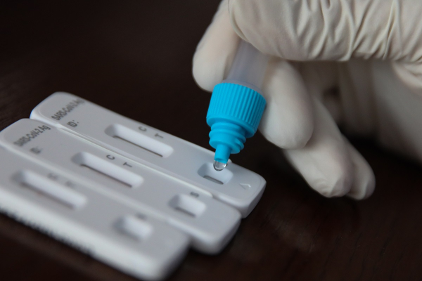 «Σιωπηλά» πρόστιμα για rapid test ανεμβολίαστων εργαζόμενων