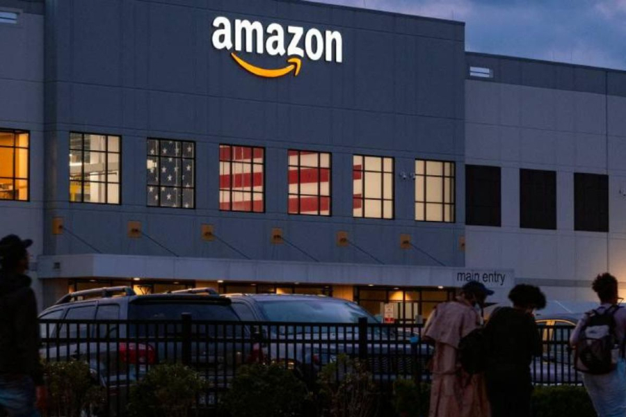 ΝΥΤ: Η Amazon ετοιμάζει 10.000 απολύσεις