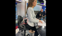 Ισραήλ: Η παρουσιάστρια του δελτίου ειδήσεων οπλοφορεί στο στούντιο και δεν το κρύβει