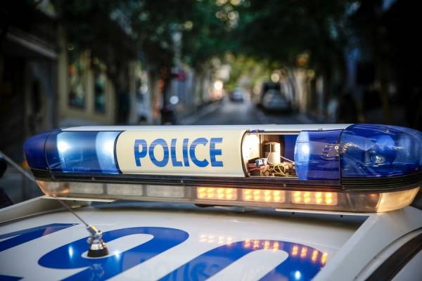 Άγρια καταδίωξη στην Αθήνα: Αστυνομικοί κυνήγησαν «πειραγμένο» Mercedes με διαρρήκτες