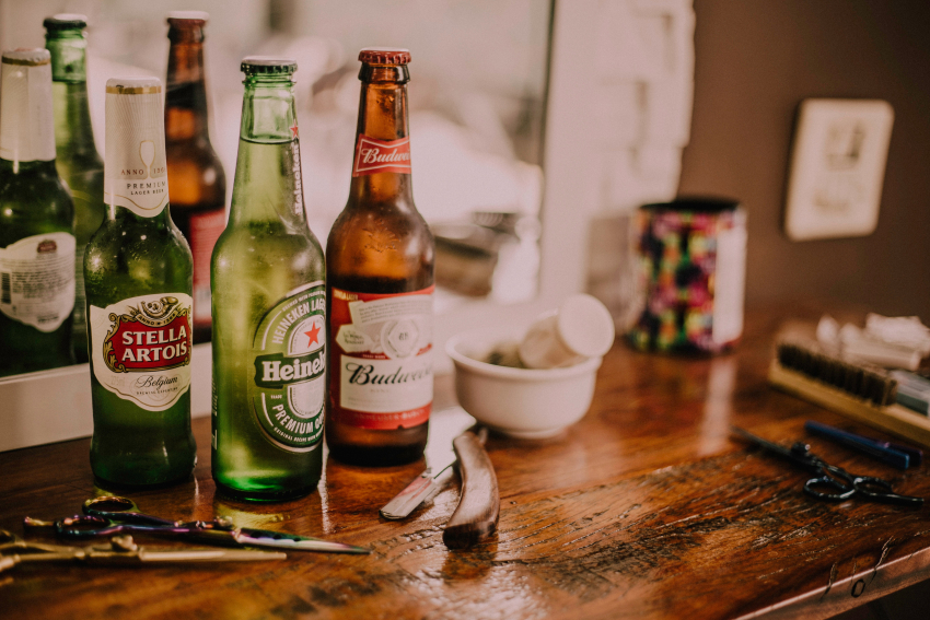 Γιατί τα μπουκάλια της μπύρας είναι πράσινα ή καφέ και ποτέ διάφανα;