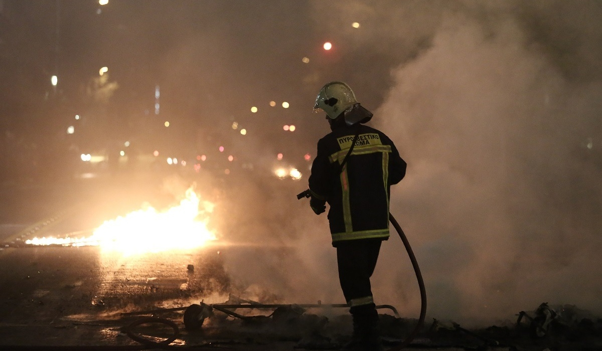 Νύχτα χάους σε Μέγαρα και Ασπρόπυργο - Φωτιές, οδοφράγματα και επεισόδια