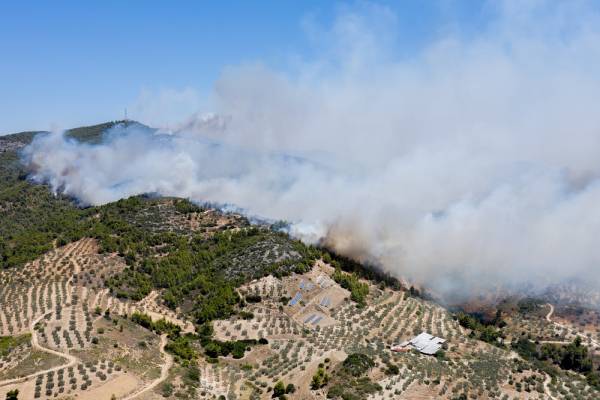 Φωτιά στις Κεχριές: Εκκενώνεται ο οικισμός Ρυτό