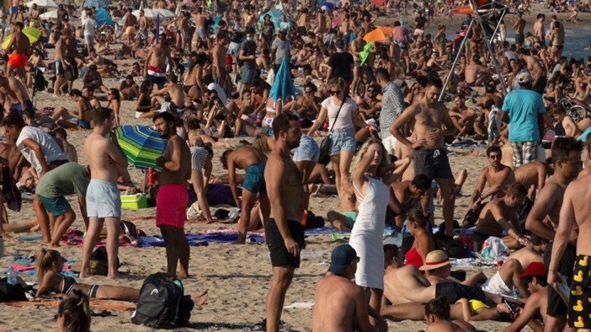 Ισπανία: Συνωστίζονται στις παραλίες ενώ ο κορονοϊός αναζωπυρώνεται