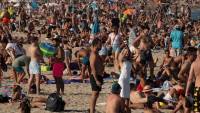 Ισπανία: Συνωστίζονται στις παραλίες ενώ ο κορονοϊός αναζωπυρώνεται