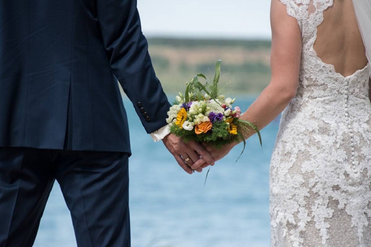 Βρετανία: Τους έπιασε η αστυνομία να κάνουν κορονο-γάμο με 400 άτομα