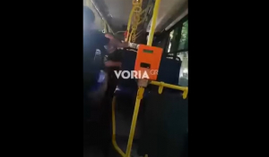 Θεσσαλονίκη: Άγριο βίντεο με νεαρό να δέρνει ηλικιωμένο μέσα στο λεωφορείο