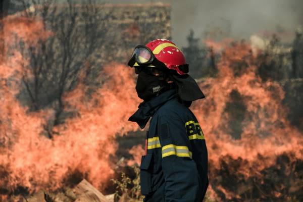 Φωτιά στην Ανάβυσσο: Οι φλόγες στα σπίτια - Συγκλονιστικές φωτογραφίες
