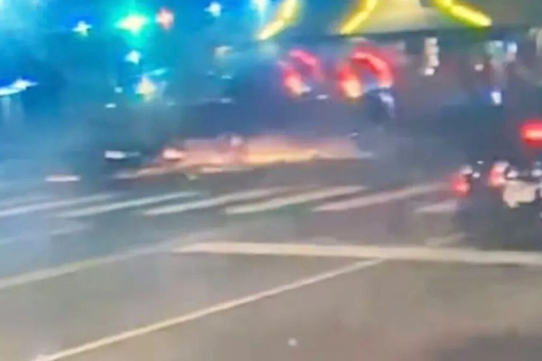 Σοκαριστικό βίντεο: SUV παραβίασε το «κόκκινο» και σκότωσε πέντε κοπέλες στις ΗΠΑ