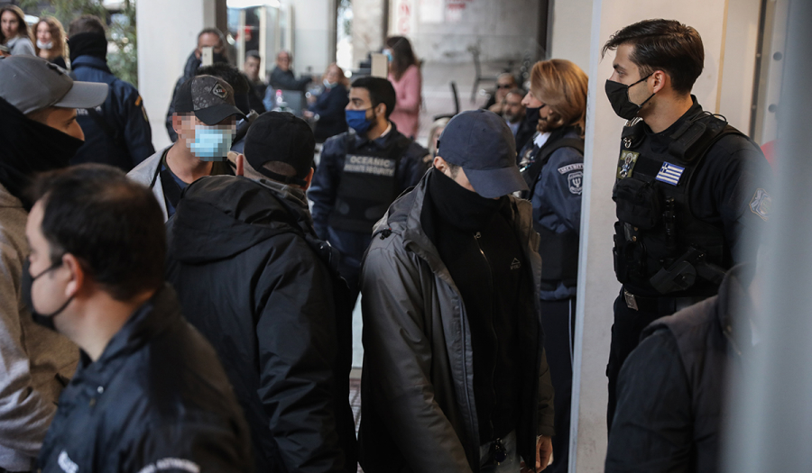 Καταδίωξη στο Πέραμα: Με χειροκροτήματα στον ανακριτή οι 7 αστυνομικοί – «Είστε ήρωες»