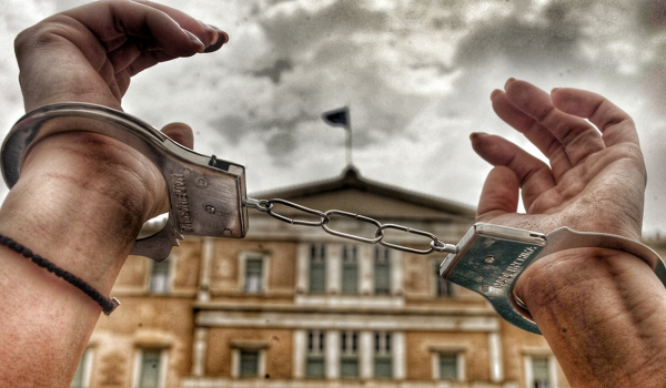 Κατρακύλα: Τελευταία η Ελλάδα στις δημοκρατικές ελευθερίες - Όλη η έρευνα