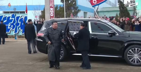 Πούτιν: Η θηριώδης λιμουζίνα που έκανε δώρο στον Κιμ Γιονγκ Ουν (βίντεο)