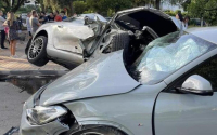 Σφοδρό τροχαίο στη Γλυφάδα: Αυτοκίνητο μπήκε σε πάρκο αφού τράκαρε με 3 ΙΧ (Φωτογραφίες, Βίντεο)