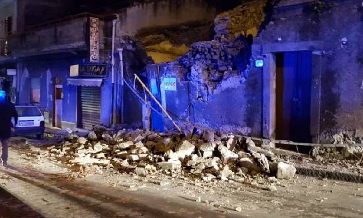 Μετά την έκρηξη της Αίτνα, σεισμός στην Κατάνια με εγκλωβισμένους