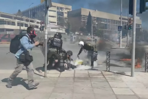 Θεσσαλονίκη: Βίντεο με τα ΜΑΤ να σβήνουν φωτιά από μολοτόφ στο πόδι διαδηλωτή
