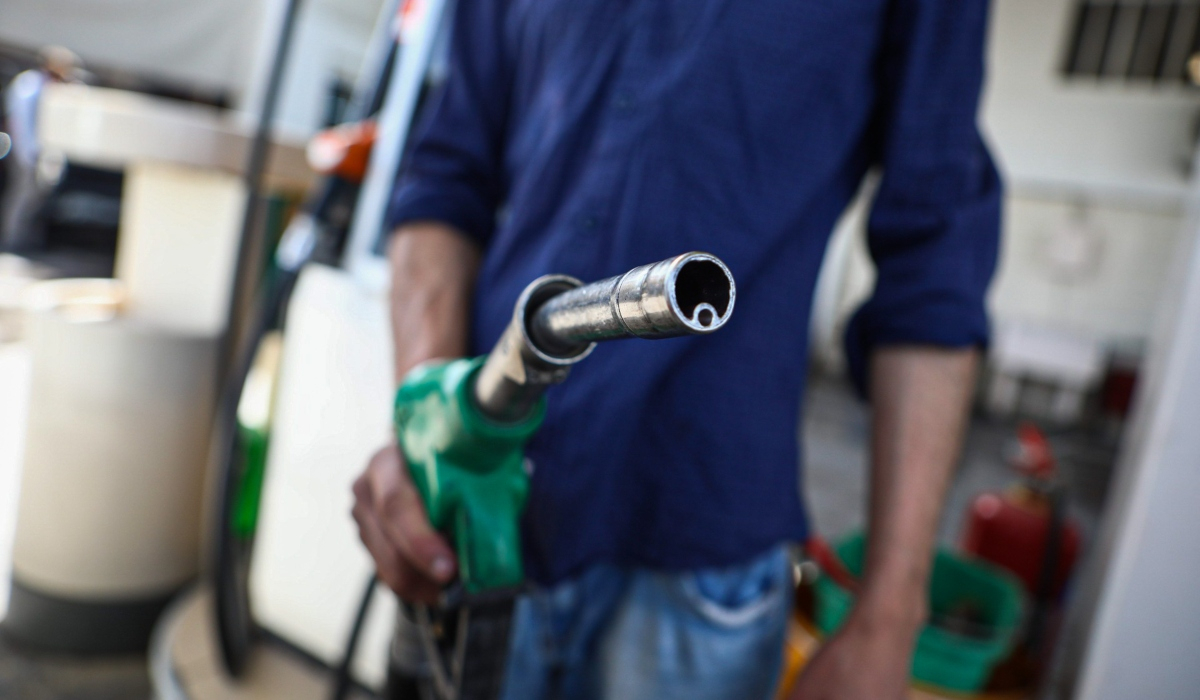 Αναστενάζουν στα πρατήρια οι καταναλωτές - Νέα αύξηση από σήμερα στην τιμή της βενζίνης