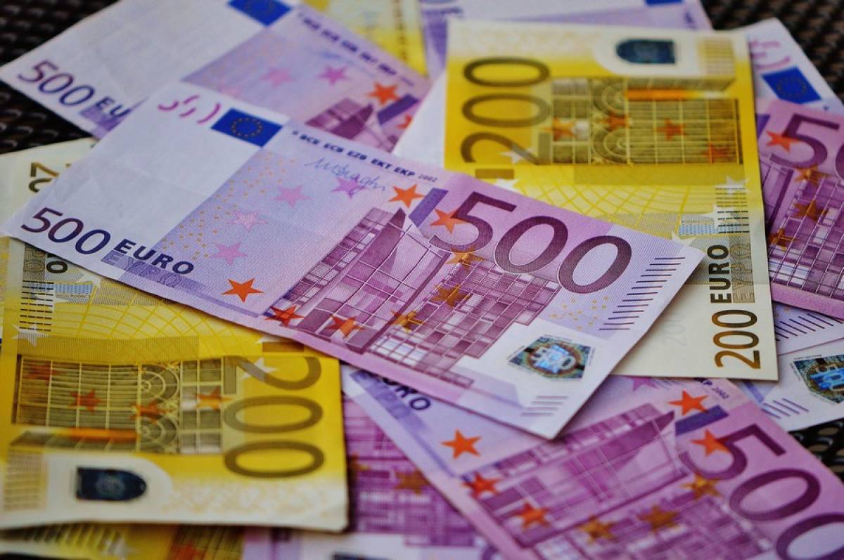 Τράπεζες: Πόσα ευρώ κρατούν οι τράπεζες από τους καταναλωτές