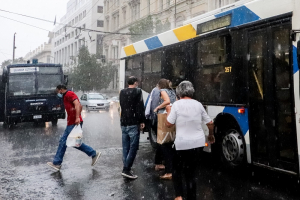 Σφοδρή καταιγίδα στην Αθήνα: Άνοιξαν οι ουρανοί
