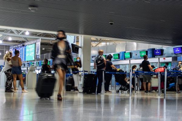 Πτήσεις: Μειώθηκαν κατά 70% οι επιβάτες στην Ελλάδα