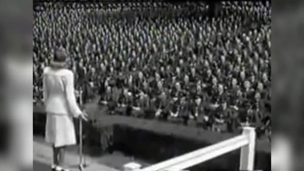 «We&#039;ll Meet Again»: Το τραγούδι της Vera Lynn που ανέφερε η Ελισάβετ στον λόγο της (video)