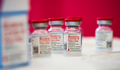 Moderna: Ετοιμάζει... τριπλό εμβόλιο για Covid, γρίπη και συγκυτιακό ιό