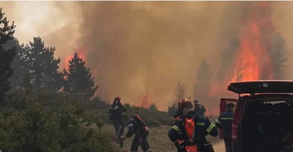Μαίνεται η φωτιά στα Πιέρια Όρη, ενισχύονται οι δυνάμεις της Πυροσβεστικής