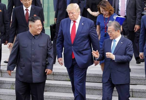 Αξιομνημόνευτες ατάκες κατά τη συνάντηση των Τραμπ και Κιμ Γιονγκ Ουν