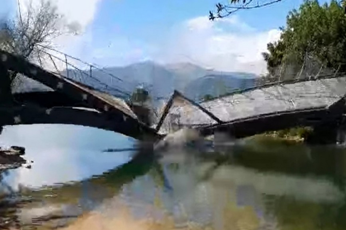 Άρτα: Κατέρρευσε ξύλινη γέφυρα σε πάρκο - «Λόγω φθοράς» λέει ο Δήμος