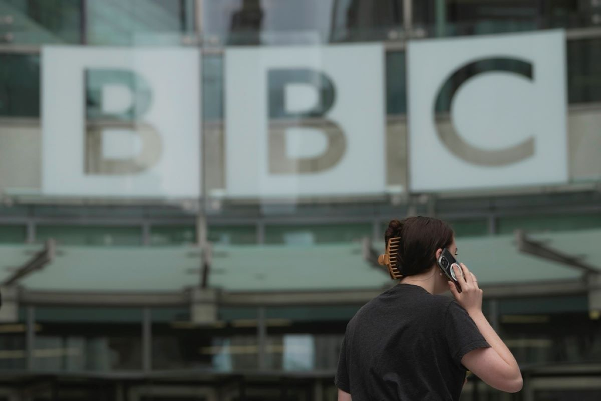 To BBC επιμένει παρά τις πιέσεις: Δεν αποκαλούμε «τρομοκράτες» τα μέλη της Χαμάς