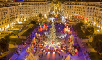 Θεσσαλονίκη: Φωταγωγήθηκε το χριστουγεννιάτικο δέντρο στην πλατεία Αριστοτέλους (Εικόνες)
