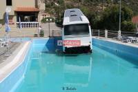 Λεωφορείο έπεσε σε... πισίνα ξενοδοχείου στην Κεφαλονιά