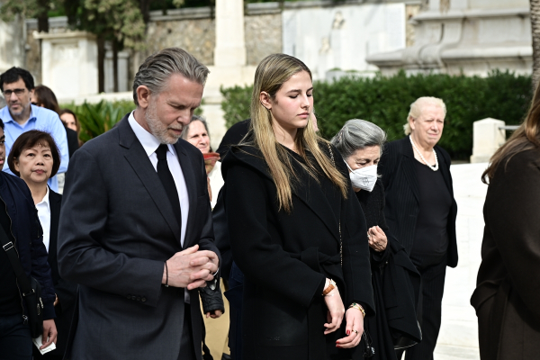 Αιμιλία Γερουλάνου: Συγκίνηση στην κηδεία της - Παρών Ανδρουλάκης, Νταλάρας και ποιοι άλλοι πήγαν