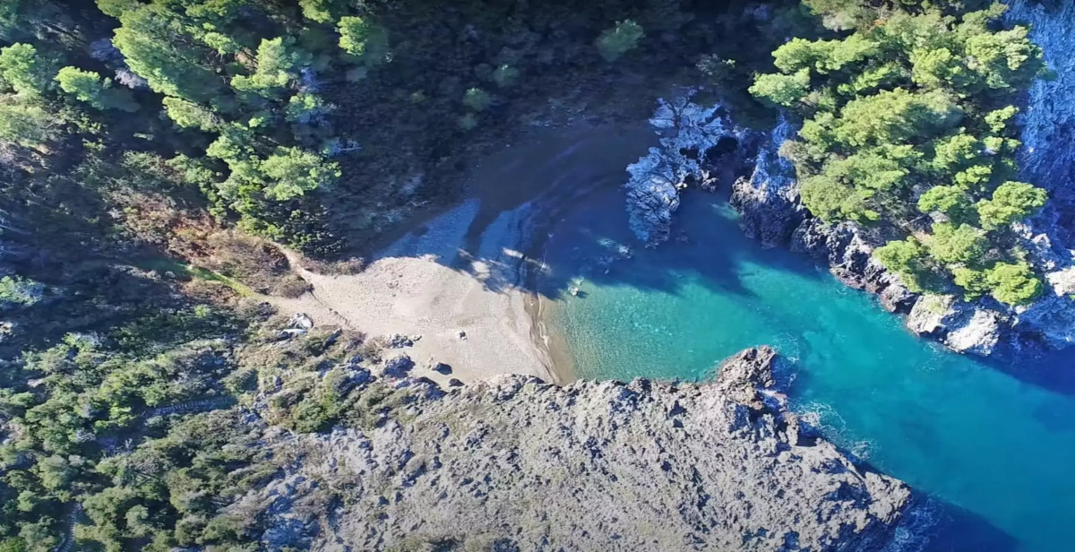 Ίσως η ομορφότερη prive παραλία της Ελλάδας (Εκπληκτικό βίντεο)