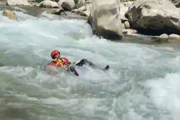 Κόβει την ανάσα - Η εντυπωσιακή εκπαίδευση πυροσβεστών των ΕΜΑΚ σε ορμητικά νερά ποταμών (Βίντεο)