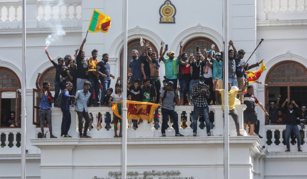 Χάος στη Σρι Λάνκα: Επίθεση διαδηλωτών στα πρωθυπουργικά γραφεία (Βίντεο)
