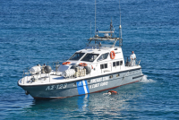 Στην Παλαιοχώρα Χανίων ρυμουλκείται το σκάφος με τους 500 μετανάστες