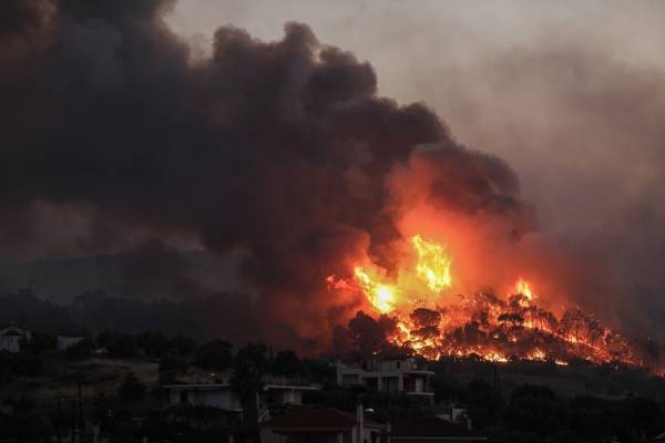 Φωτιά στις Κεχριές: 4.000 κάτοικοι εγκατέλειψαν τα σπίτια τους - Στα δύο το μέτωπο
