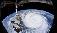 Ο τυφώνας Άιντα «σφυροκοπά» τις ΗΠΑ: Συγκλονιστικές εικόνες από το διάστημα