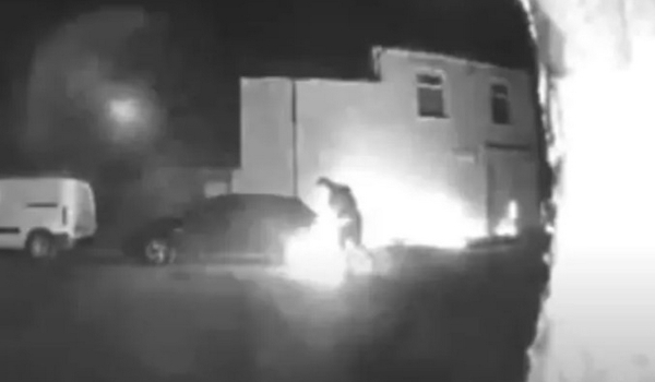 Βρετανία: Εμπρηστής τυλίγεται στις φλόγες στην προσπάθειά του να βάλει φωτιά σε σπίτι (Βίντεο)
