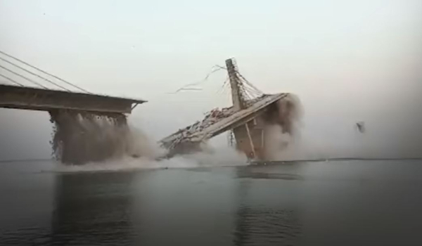 Σοκαριστικό βίντεο: Η στιγμή που καταρρέει γέφυρα στην Ινδία για δεύτερη φορά