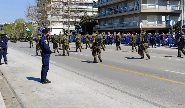 Θεσσαλονίκη: Συνθήματα από τη Λέσχη Καταδρομέων στην παρέλαση (Βίντεο)