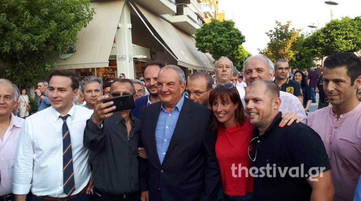 Καραμανλής: Selfies, αγκαλιές και... επίσκεψη στο περίπτερο του ΣΥΡΙΖΑ στην Καλαμαριά
