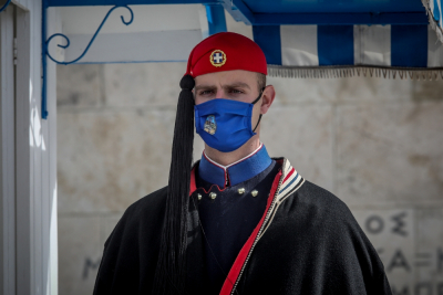 Κακοκαιρία «Μήδεια»: Οι Εύζωνες φόρεσαν τις κάπες τους (Φωτογραφίες)