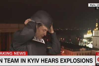 Πόλεμος στην Ουκρανία: Ρεπόρτερ του CNN ακούει τις εκρήξεις στο Κίεβο και βάζει το κράνος του
