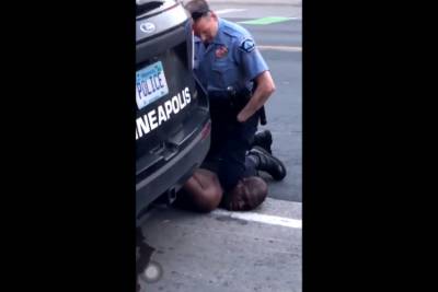 Μινεάπολις: Νέο βίντεο δείχνει 3 αστυνομικούς να έχουν γονατίσει πάνω στον Τζορτζ Φλόιντ